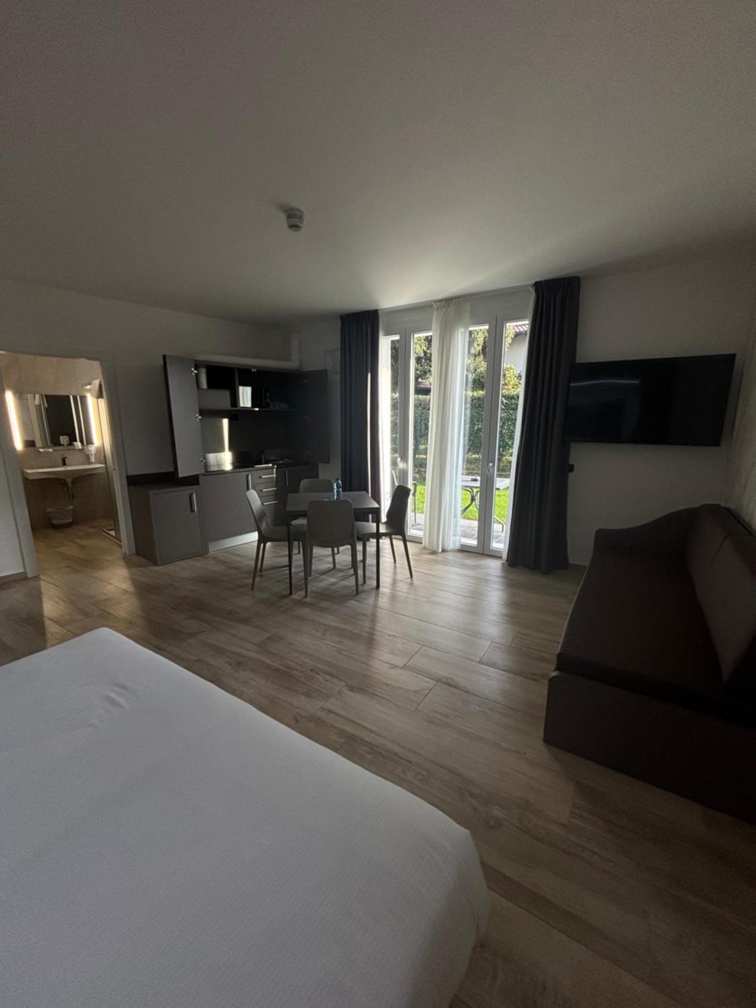 Bis Hotel Varese Luaran gambar